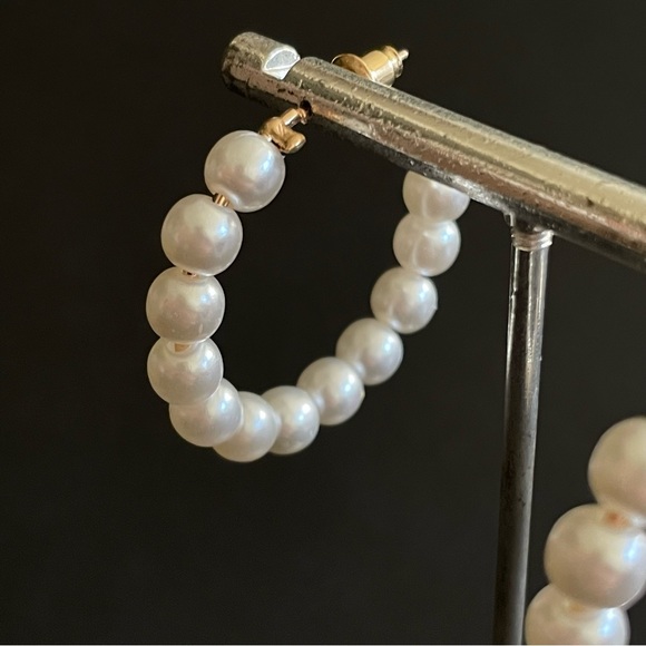 Gold Pearl Hoop Fashion Earrings - NWT - Picture 2 of 8